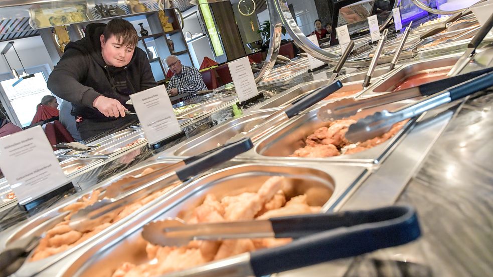 Im asiatischen Restaurant Fang in Rhauderfehn wird ein Buffet angeboten. Wer sich dort aber zu viel auf den Teller tut und vieles davon liegen lässt, der muss mit einer Geldstrafe rechnen. Foto: Ortgies