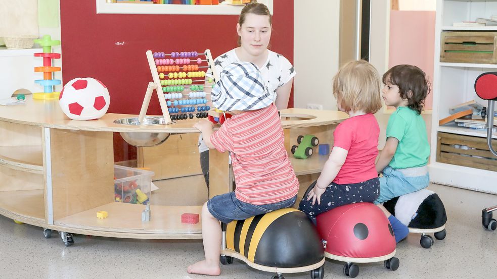 Erzieherin Tanja Janssen betreut Krippenkinder in der Kindertagesstätte Upstalsboom. Foto: Romuald Banik