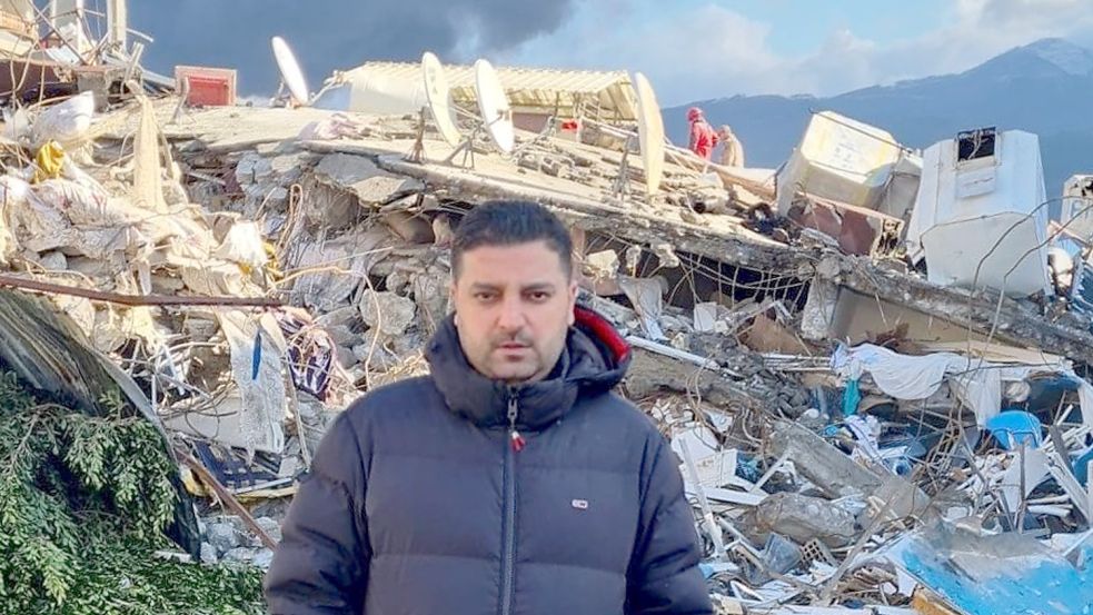 Muhammed Gökhan steht vor einem Trümmerhaufen im Erdbebengebiet in der Türkei. Foto: privat