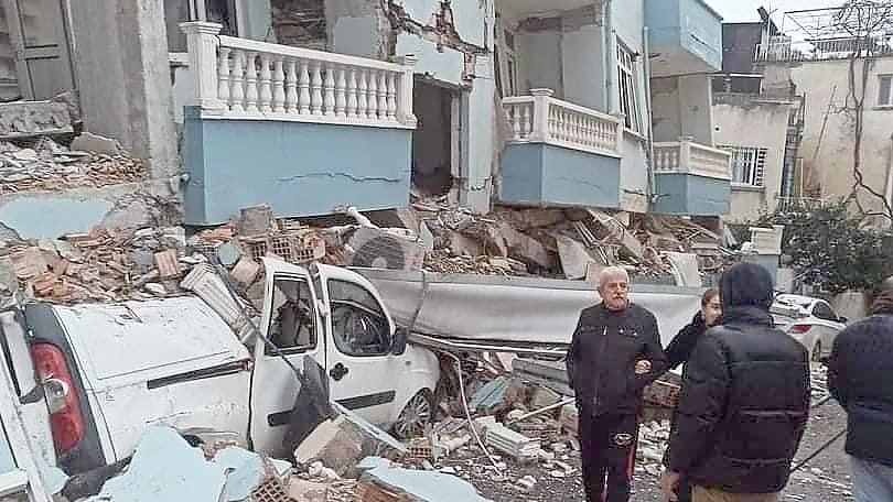 Ein Auto liegt unter den Trümmern eines Hauses. Foto: privat