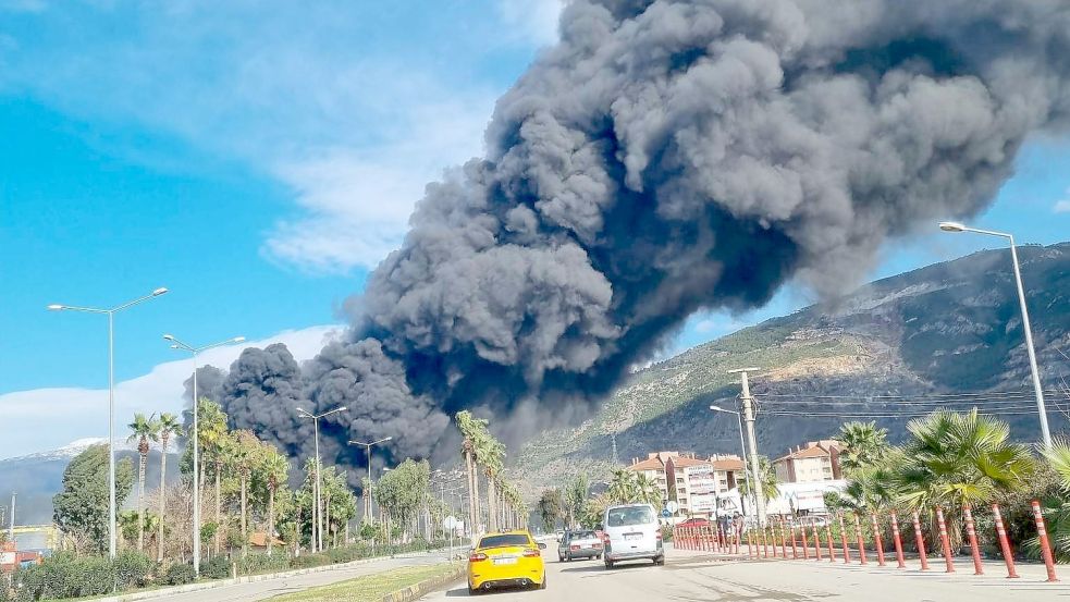 Eine schwarze Rauchwolke über einer Straße in der Türkei. Foto: privat
