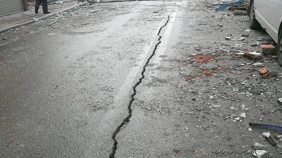Durch die bebende Erde bekommt der Asphalt Risse. Foto: privat