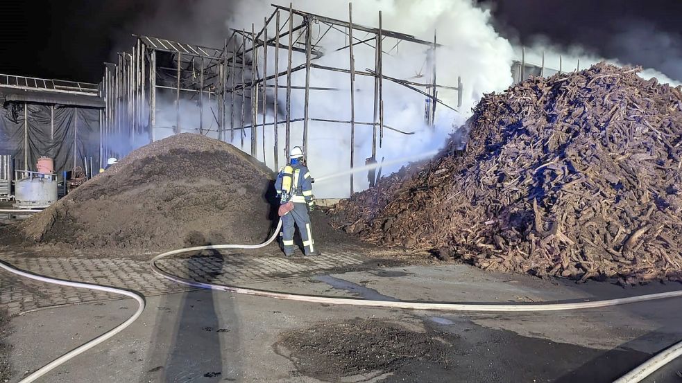 Ein Haufen mit Hackschnitzeln wurde mit Hilfe eines Teleskopladers auseinandergefahren und anschließend abgelöscht. Foto: Bruns/Feuerwehr