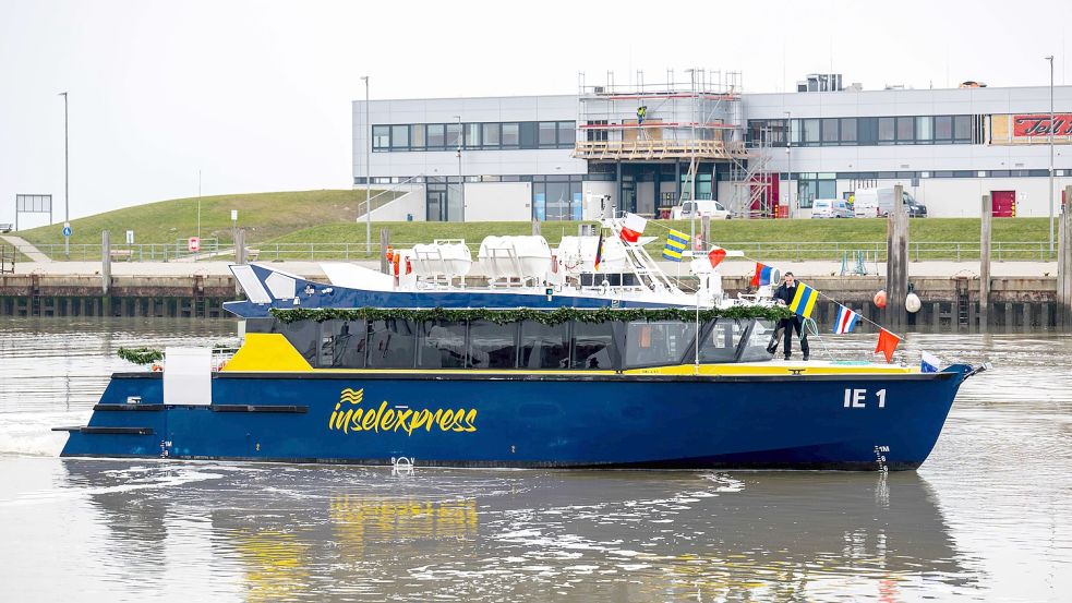 Die neue Fähre „Inselexpress 1“ fährt durch den Hafen. Die Reederei Norden-Frisia erweitert mit der Schnellfähre ihre Flotte für den Inselverkehr von und zur Insel Juist. Foto: DPA