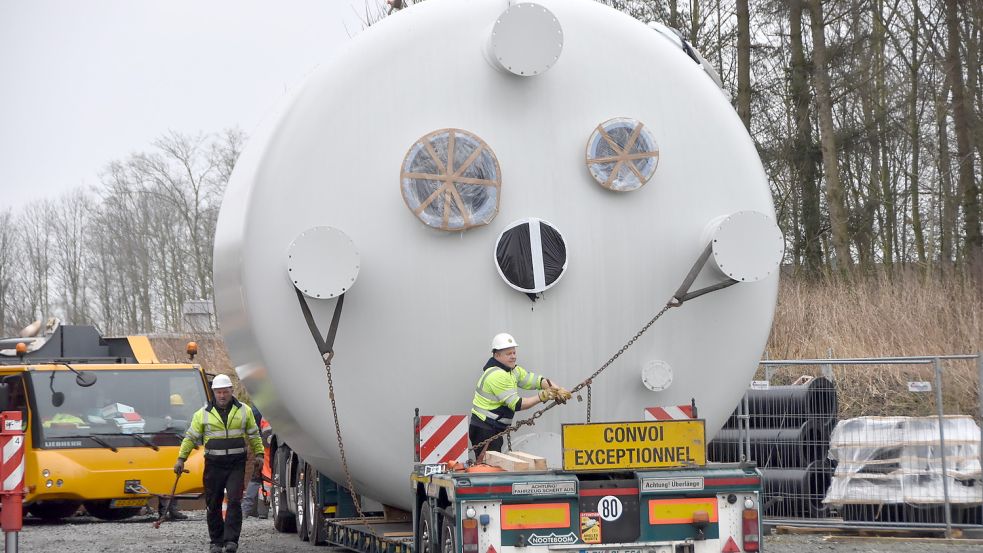 Tieflader transportierten die tonnenschweren Behälter nach Siegelsum.