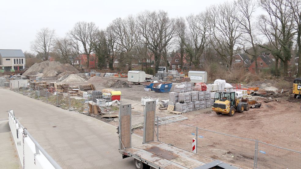 Auf dem Gelände des Schützenvereins steht auch noch Baumaterial von der Baustelle des Einkaufszentrums. Foto: Heino Hermanns