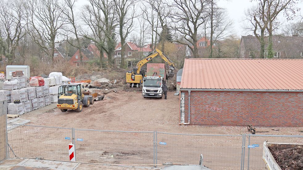 Hinter dem Schützenhaus gehört dem Verein ein 18 Meter breiter Streifen in Richtung Familienzentrum, der als Parkplatz genutzt werden soll. Foto: Heino Hermanns
