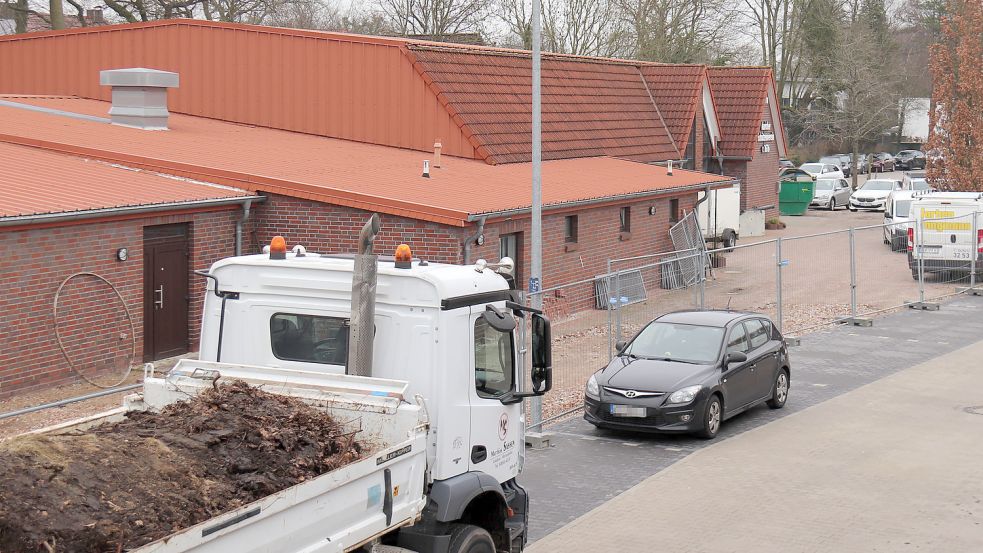 Der Anbau des Schützenhauses (links im Bild) sollte nach dem Vorbild des vorderen Teils aufgestockt werden. Zwischen dem Gebäude und dem provisorischen Zaun soll die Zufahrt zum rückwärtigen Parkplatz Platz finden. Foto: Heino Hermanns