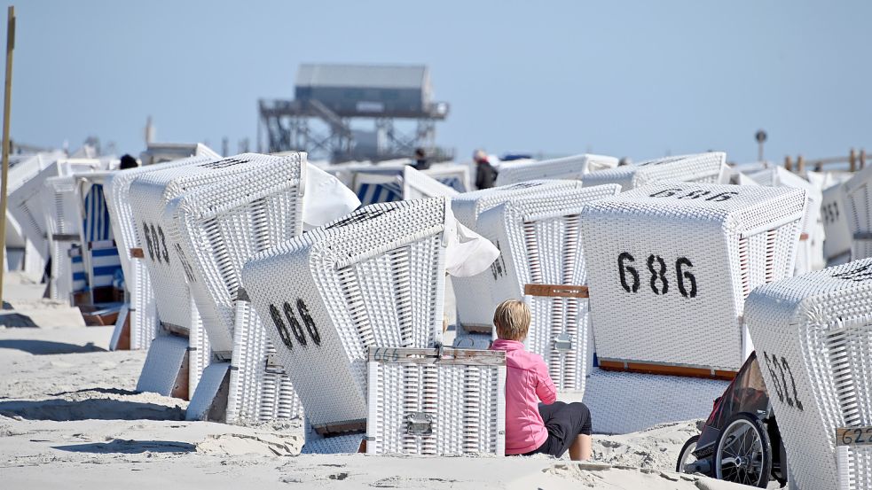 In St. Peter-Ording zahlen Urlauber künftig mehr für den Strandkorb. Foto: dpa/Carsten Rehder
