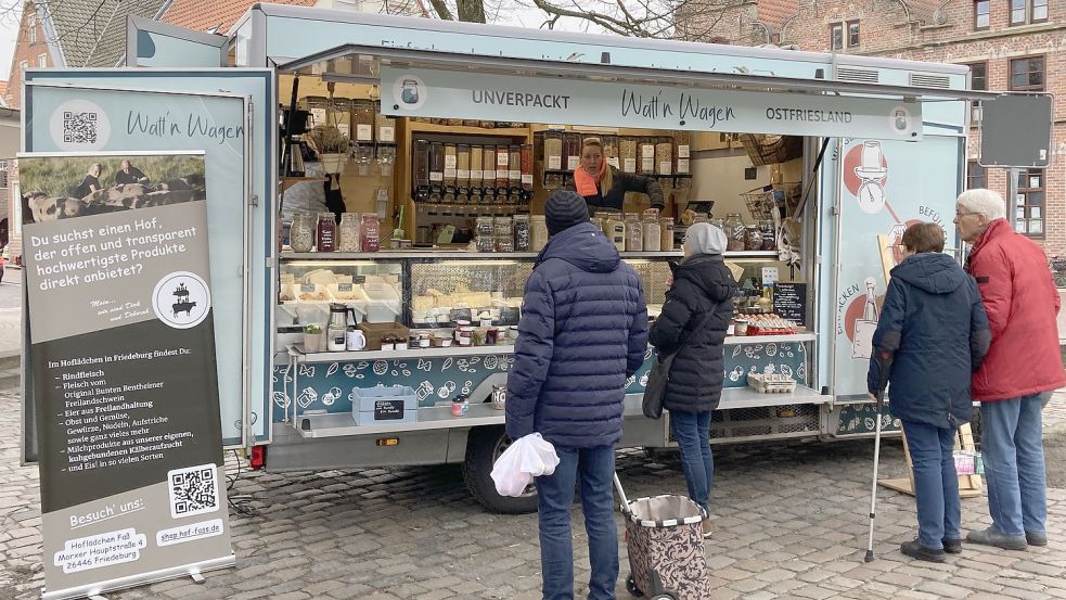 Zum ersten Mal stand am Montag der Unverpackt-Wagen auf dem Norder Marktplatz. Bei den Kunden kam das Angebot sehr gut an. Foto: Rebecca Kresse