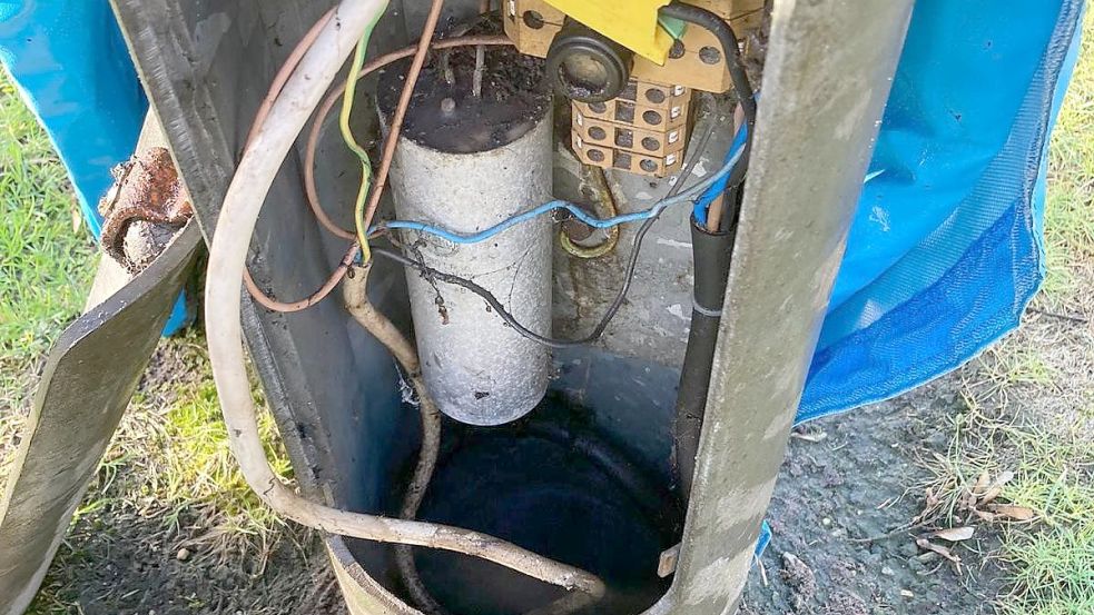 Das Innenleben eines der acht Flutlichtmasten auf dem Wallinghausener Sportplatz. Eintretende Feuchtigkeit und offene Kabel sind eine Gefahrenquelle für Menschen. Foto: privat