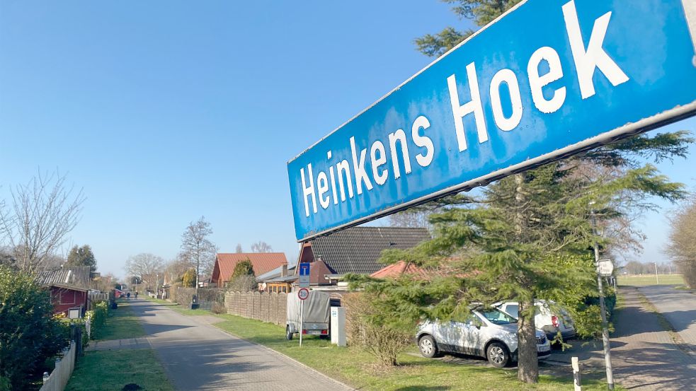 Am Heinkens Hoek sind Carports eigentlich nicht erlaubt. Ein Hausbesitzer will trotzdem bauen, andere taten es bereits. Ein Fall für das Gericht. Foto: Holger Janssen
