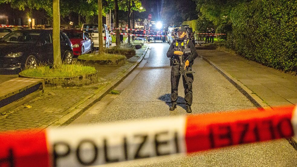 Polizisten sperren den Tatort auf der Hamburger Veddel. In der Sendung „Aktenzeichen XY ... ungelöst“ wird der Fall aufgegriffen. Foto: Blaulicht News