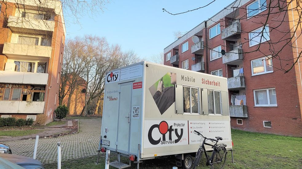 Seit Montagabend steht der Bauwagen des Sicherheitsdienstes vor der Großwohnsiedlung im Warfenweg. Foto: Rebecca Kresse