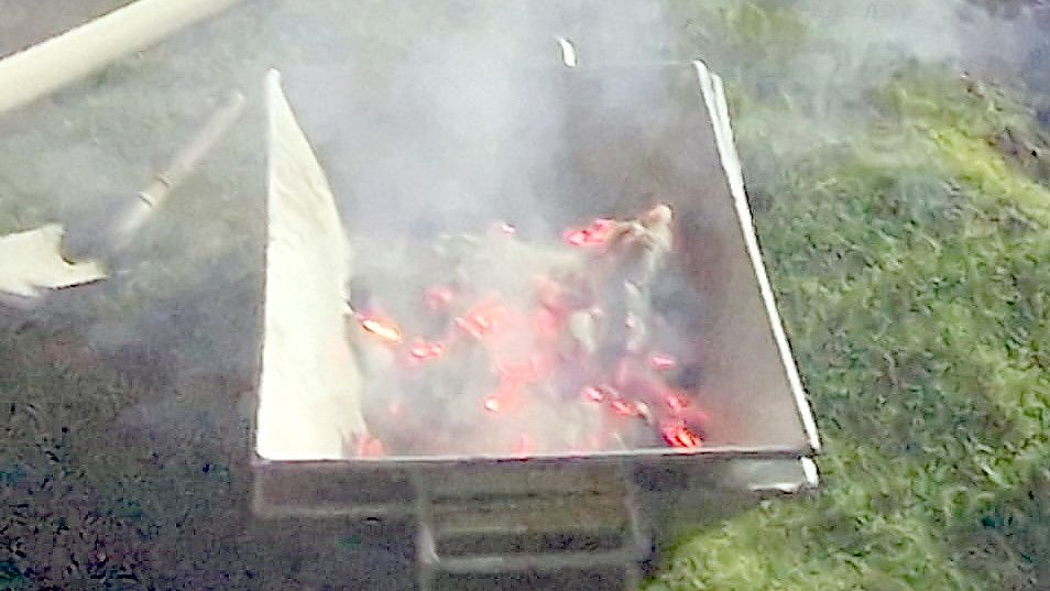 Glut und Ruß wurden zunächst von der Feuerwehr aus dem Schornstein entfernt und draußen gelöscht. Foto: Feuerwehr Wiegboldsbur