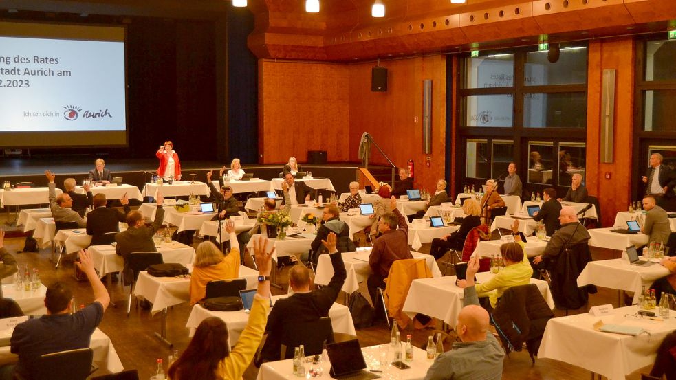 Angesichts der knappen Abstimmung musste Ratsvorsitzende Ingeborg Hartmann-Seibt (hinten Mitte) noch einmal durchzählen. Foto: Neelke Harms