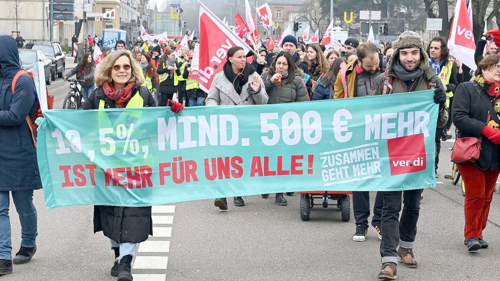 Bei einer Demonstration im Tarifkonflikt beim öffentlichen Dienst in Baden-Württemberg gingen Beschäftigte der Sozial- und Jugendbehörde sowie Beschäftigte des Stadtjugendausschusses auf die Straße. Foto: DPA