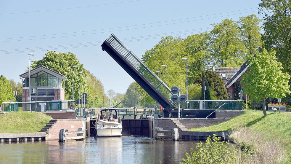 Ein Boot fährt beim Kukelorum in Rahe durch die Schleuse. Foto: NLWKN