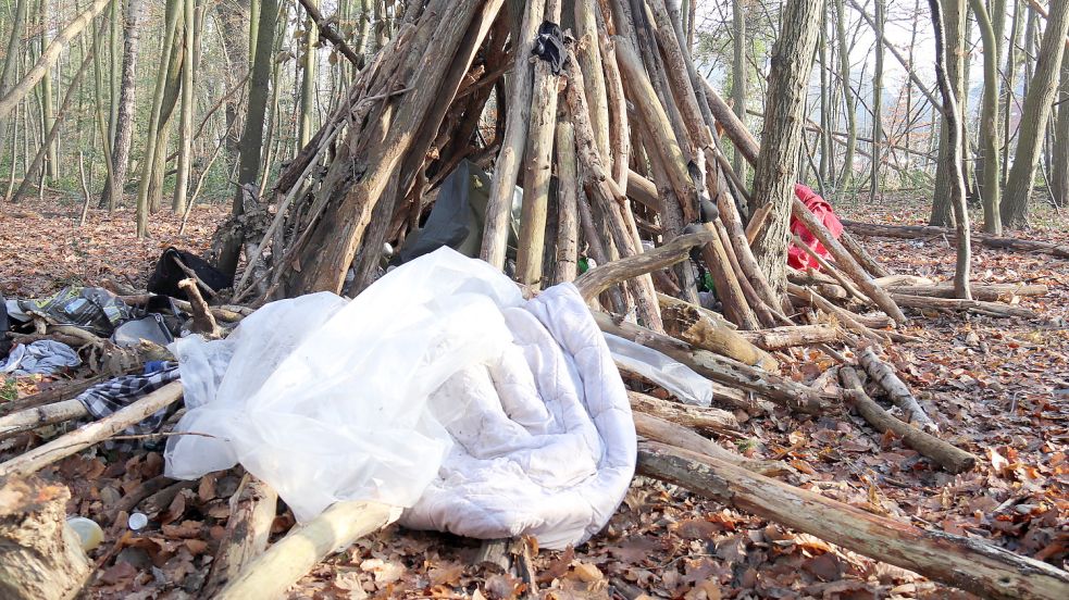 Der Unterschlupf aus Holz wurde als wilde Müllhalde missbraucht. Foto: Heino Hermanns