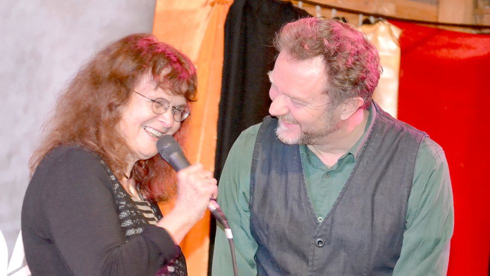 Margritt Kubik-Harms im Gespräch mit Otto Groote, einem Stammgast auf der Gulfhof-Bühne. Foto: ON-Archiv
