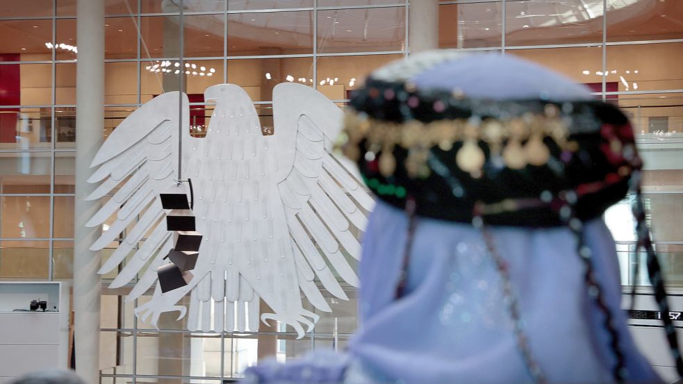 Eine Jesidin auf der Besuchertribüne des Bundestages. Viele Jesiden erhalten kein Asyl mehr in Deutschland Foto: dpa/Carsten Koall