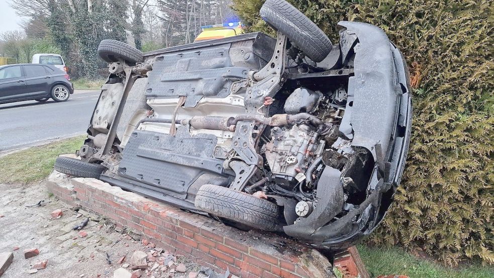 Das Auto überschlug sich und landete auf dem Dach. Foto: Feuerwehr