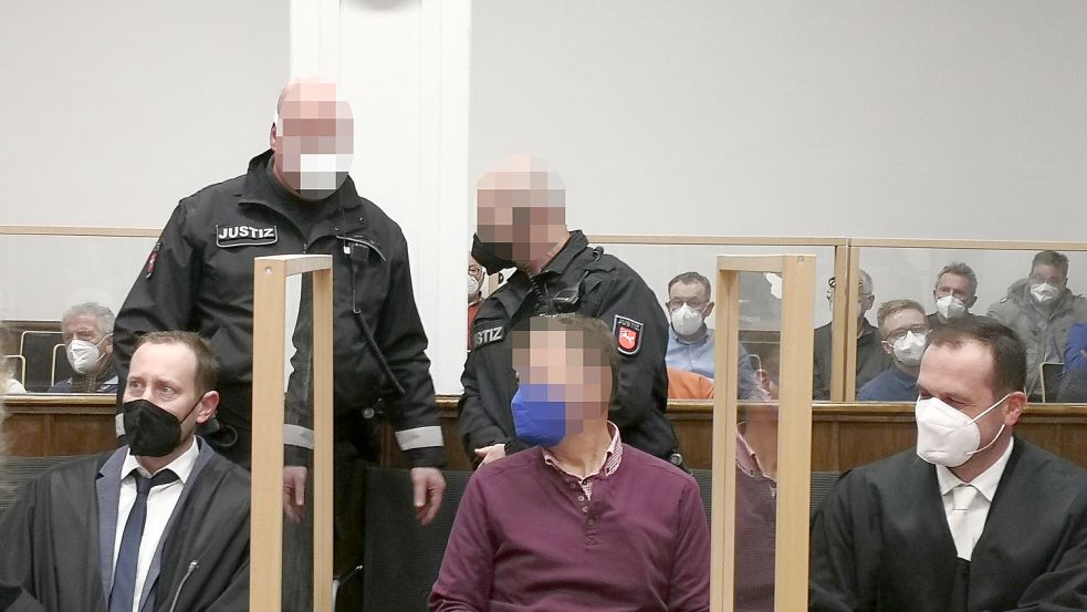 Christian Rademacher-Jelten bemüht sich seit Wochen zusammen mit seinen Verteidigern Dr. Stephan Weinert (links) und Kevin Genter um Entlassung aus der Haft. Foto: Karin Böhmer