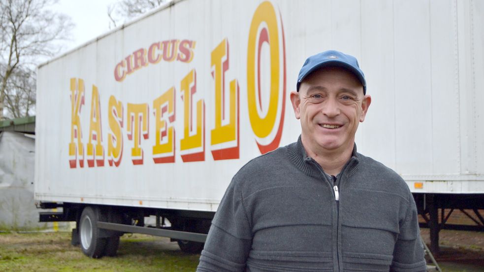 Direktor Francois Kaselowsky ist mit seinem Zirkus Kastello Palace gerade im Winterquartier in Sandhorst. Foto: Neelke Harms