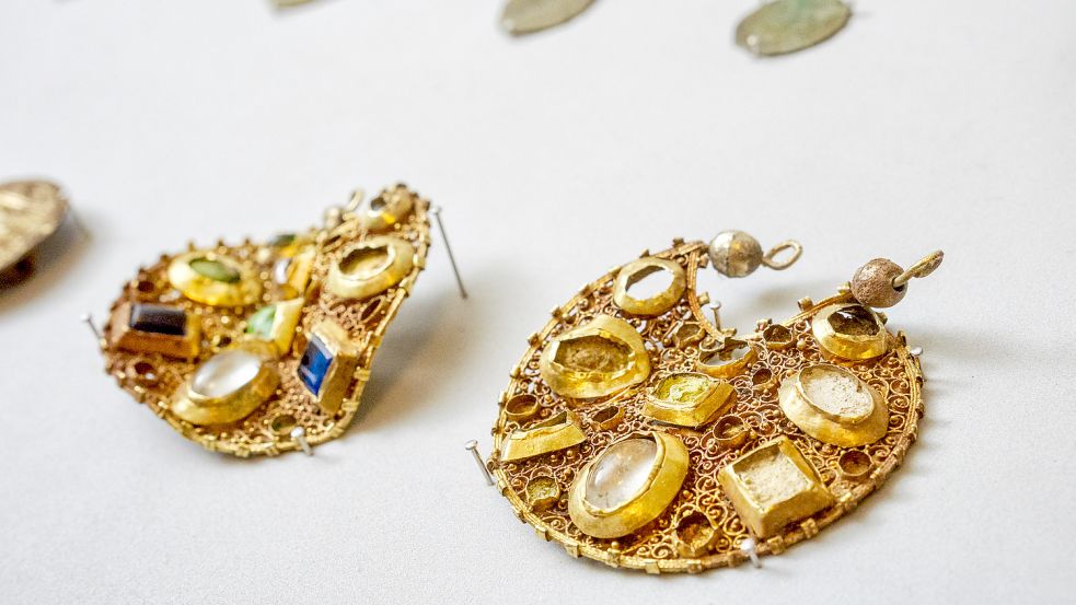 Archäologischer Zufallsfund: Vor etwa 800 Jahren wurden diese Ohrringe in der Nähe von Haithabu vergraben. Wem dieser Schmuck gehörte – man wird es nie herausfinden. Dennoch ist der Fund wichtig für weitere Forschungen. Foto: Marcus Dewanger