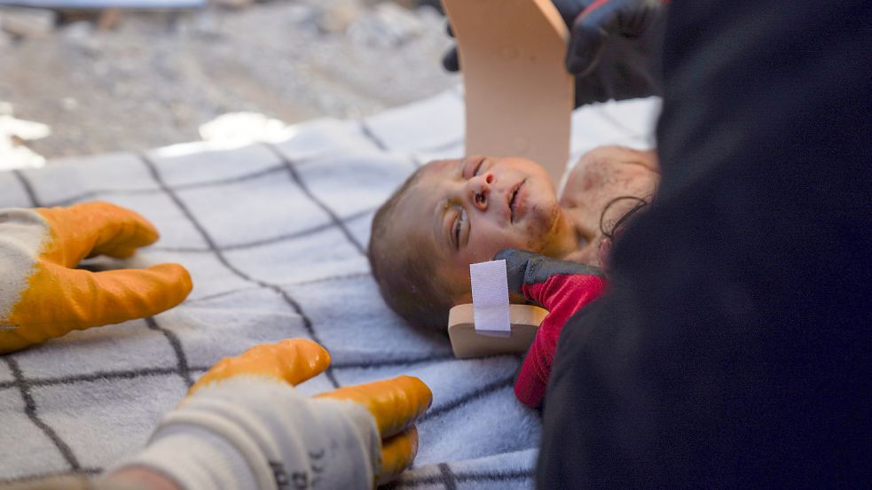 59 Stunden nach dem Erdbeben in der Türkei konnte dieses 20 Tage alte Baby lebend aus den Trümmern geborgen werden. Für ein so junges Kind schon eine lange Zeit. Doch es geht noch länger, wie weitere Rettungen zeigen. Foto: dpa/SOPA Images via ZUMA Press Wire