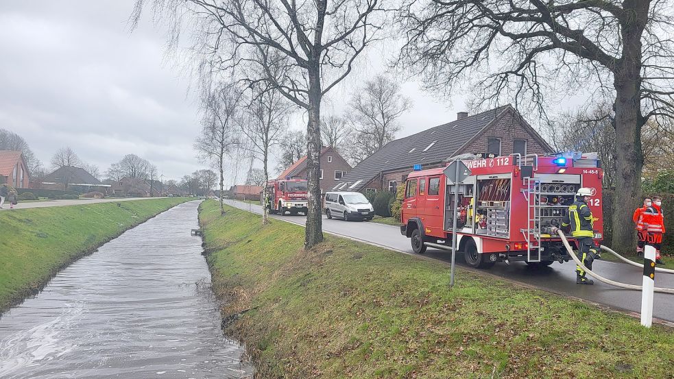 Die Feuerwehr war bei einem Brand in Spetzerfehn im Einsatz. Foto: de Vries/Feuerwehr Großefehn