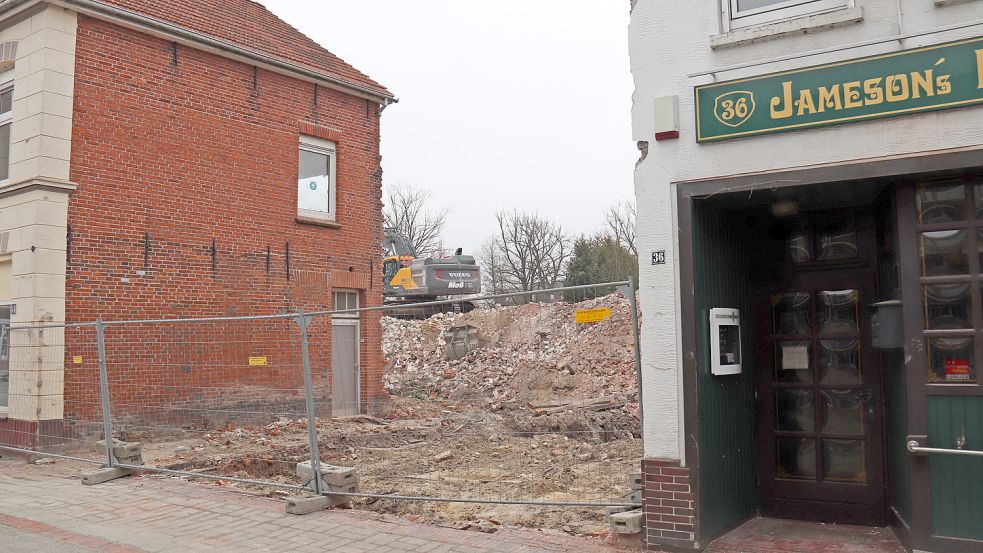 Eine Baulücke klafft seit Monaten zwischen dem Gebäude und dem neuen Kunstschulstandort (links). Dort sollte der Gang vom Parkhaus zur Osterstraße verlaufen. Foto: Heino Hermanns