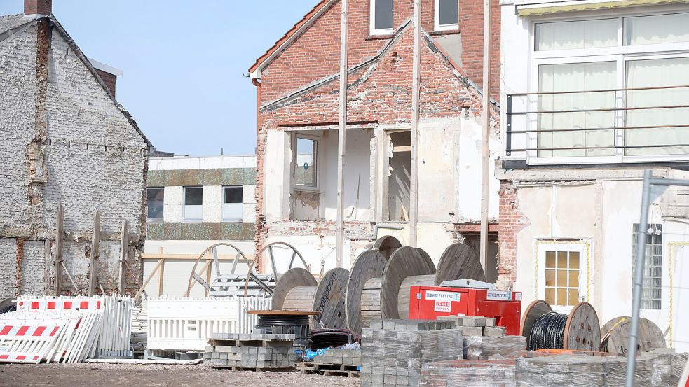 Außer, dass am künftigen Standort der Kunstschule gearbeitet wird (hier ein Foto aus der Zeit kurz nach dem Abriss des Anbaus), tut sich am Ende der Osterstraße gerade nicht viel. Foto: Romuald Banik