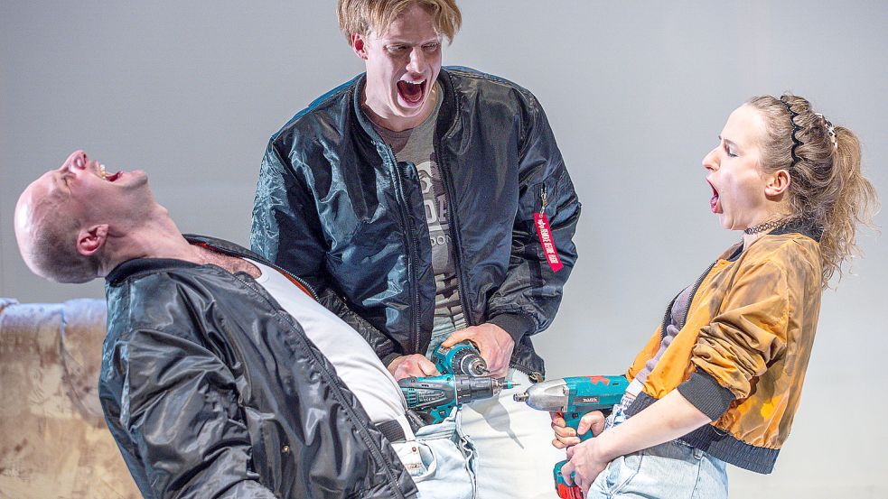 Die Schauspieler Robert Höller (l), Aaron Finn Schultz (M) und Annika Hauffe (r) spielen bei einer Probe für die Uraufführung des Schauspiels «Nullerjahre» in der M*Halle des Mecklenburgischen Staatstheaters Foto: dpa