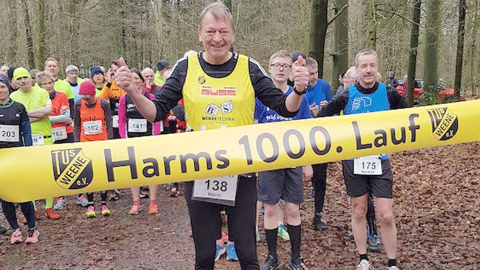 Ehre, wem Ehre gebührt: Die Läufer-Familie feierte Harm Park für seinen Jubiläumslauf im Schafhauser Wald nahe Esens. Park wurde am Ende Dritter in seiner Altersklasse. Fotos: privat