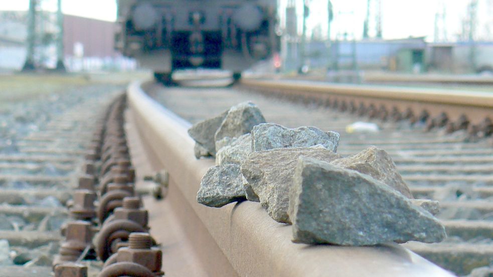 Kinder haben in Bremen mehrere Steine und eine Betonplatte auf die Bahngleise gelegt und sich dabei in Lebensgefahr begeben. Foto: Bundespolizei Bremen