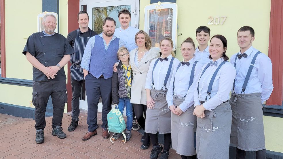 Lennard Panknin (Dritter von links) mit seiner Familie und seinem Team freuten sich über die Eröffnung des neuen Flying Kitchen in Norddeich. Foto: Rebecca Kresse