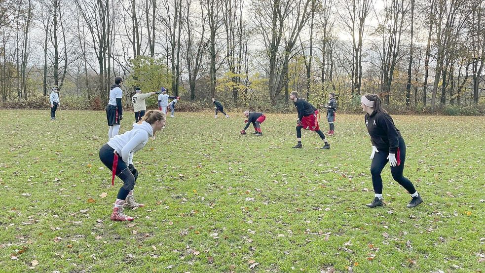 Die kontaktlose Variante Flag Football möchte die Auricherin (vorne rechts) einfach mal probieren.