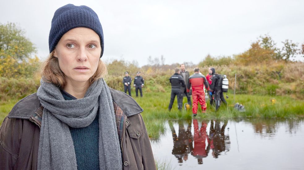 Szene aus „Ostfriesenmoor“: Ann Kathrin Klaasen (Picco von Groote) steht an der Stelle im Moor, an der die Leiche von Jule Freytag geborgen wurde. Foto: DPA