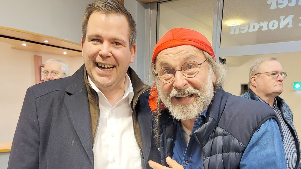 Bürgermeister Florian Eiben (links) outete sich am Premierenabend als großer Klaus-Peter-Wolf-Fan. Sogar sein neuestes Buch hat er schon angefangen - wenn auch aus Zeitgründen als Hörbuch. Foto: Rebecca Kresse
