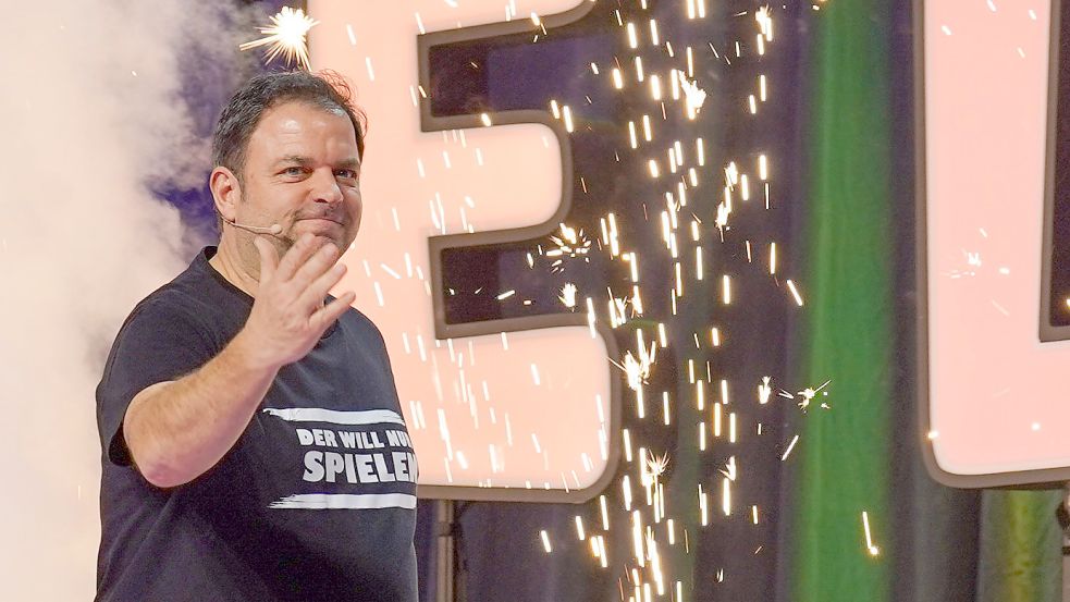 Hundeprofi und Entertainer Martin Rütter begeisterte das Publikum in Aurich. Foto: Helmut Vortanz