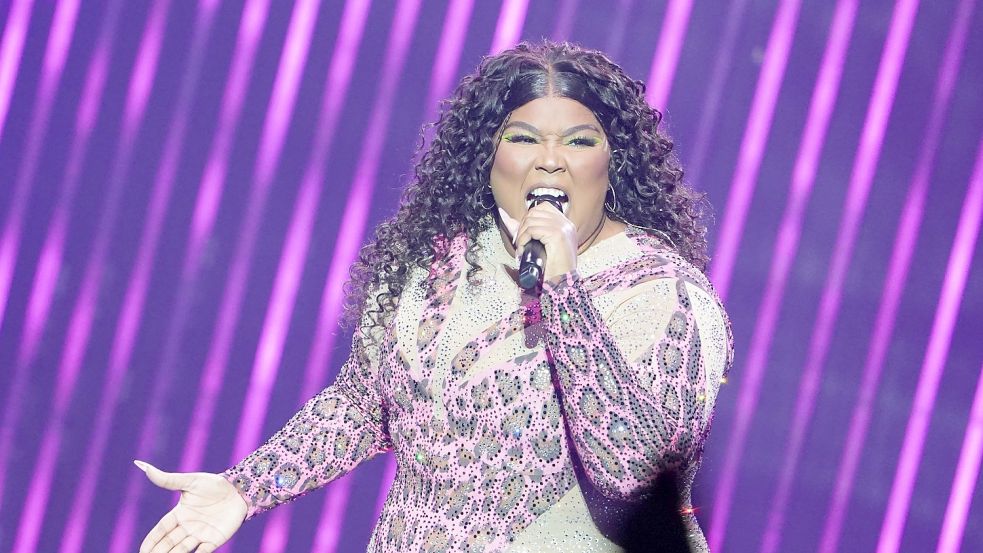 Du bist schön, du kannst tun, was du willst: Das ist die Botschaft, die Lizzo beim Konzert in der Hamburger Barclays-Arena an ihr Publikum weitergibt. Foto: Marcus Brandt