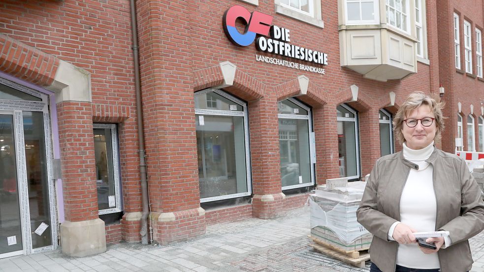 Sprecherin Signe Foetzki vor den ehemaligen Arkaden, die nun verglast wurden. Foto. Romuald Banik