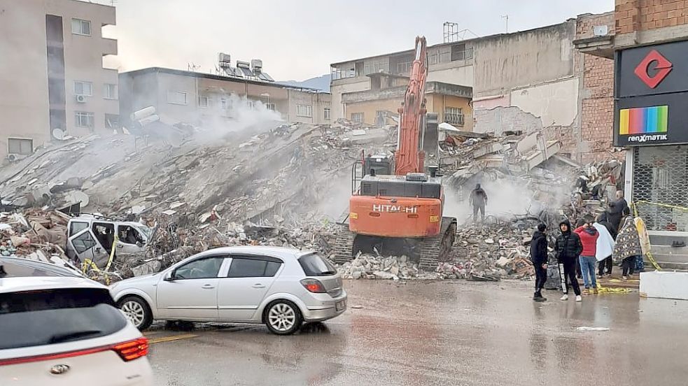 Mit einem Bagger wird in den Trümmern gesucht. Foto: privat