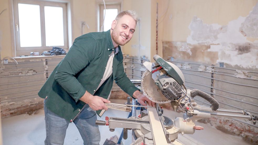 Immo Reinders, der neue Pächter des Kattuls, packt beim Umbau selbst mit an. Foto: Romuald Banik