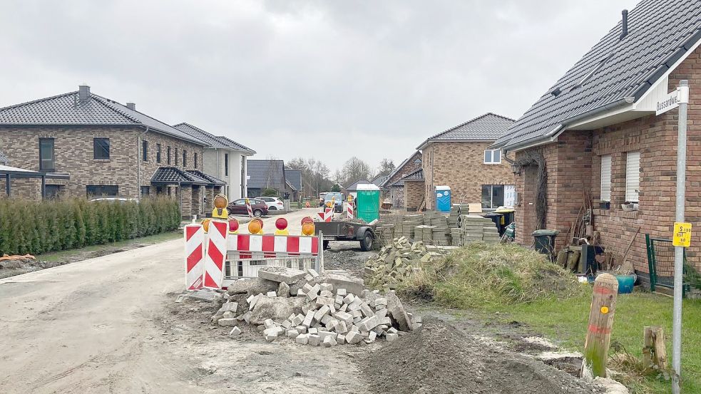Nach dem Ausbau des Bussardweges in Victorbur sollte eigentlich die Sanierung der Steinstraße folgen. Daraus wird aber vorerst nichts. Foto: Carina Grensemann