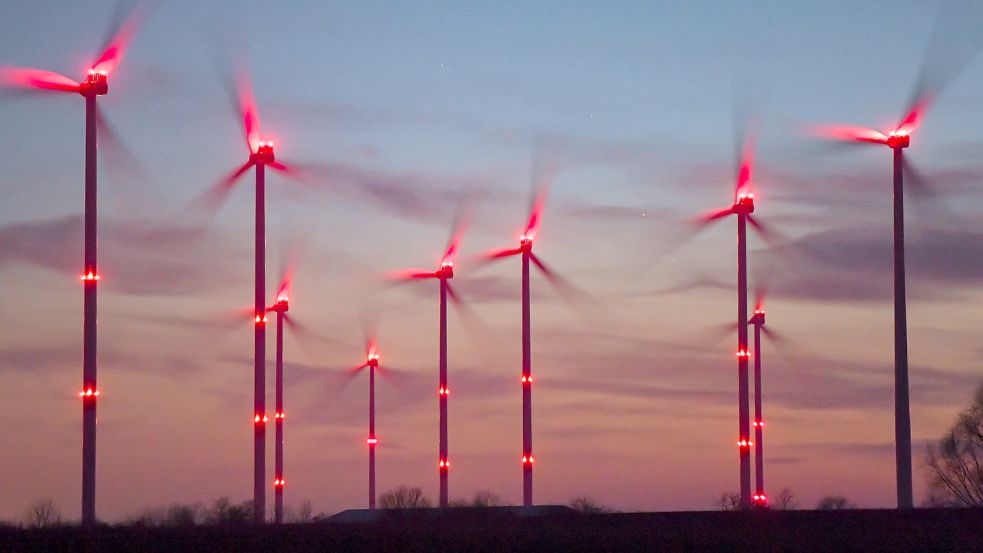 Die roten Warnlichter an Windrädern werden von Anwohnern als störend empfunden.Foto: DPA