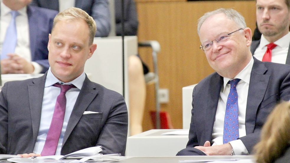Der Auricher Abgeordnete Wiard Siebels (links) neben Ministerpräsident Stephan Weil (beide SPD) im niedersächsischen Landtag in Hannover. Foto: privat