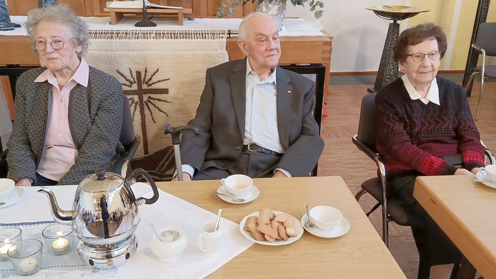 Christa Hartmann (von links), Friedhelm Maja und Erna Bless ließen die Konfirmanden an ihren Erinnerungen teilhaben. Fotos: Gerd-Arnold Ubben
