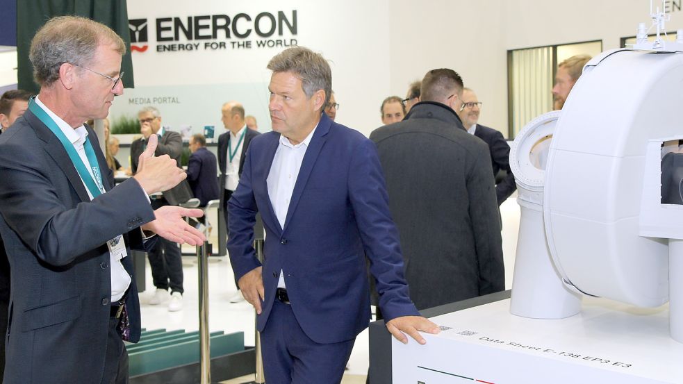 Im September besuchte Bundeswirtschaftsminister Robert Habeck den Enercon-Stand auf der Windenergie-Messe in Hamburg und sprach mit Vorstandschef Dr. Jürgen Zeschky. Foto: Enercon